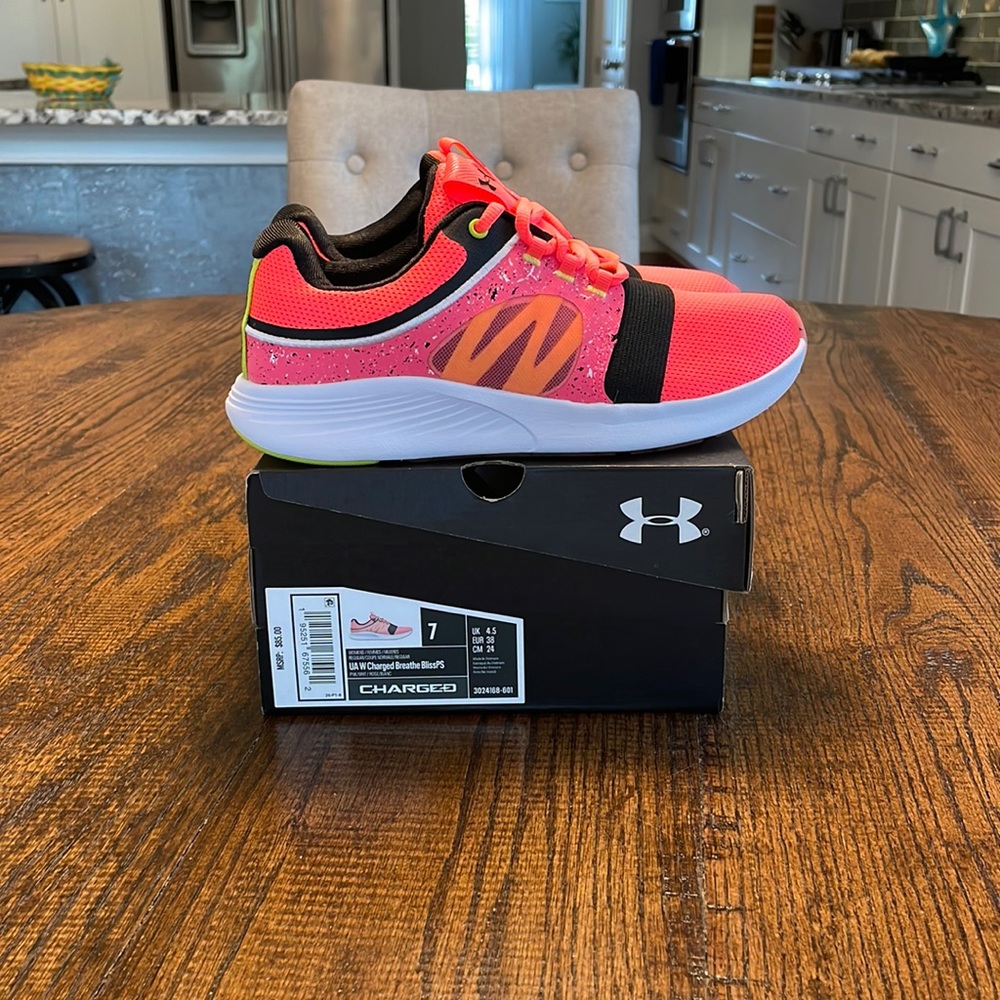 Under Armor Women’s/Girls size 7